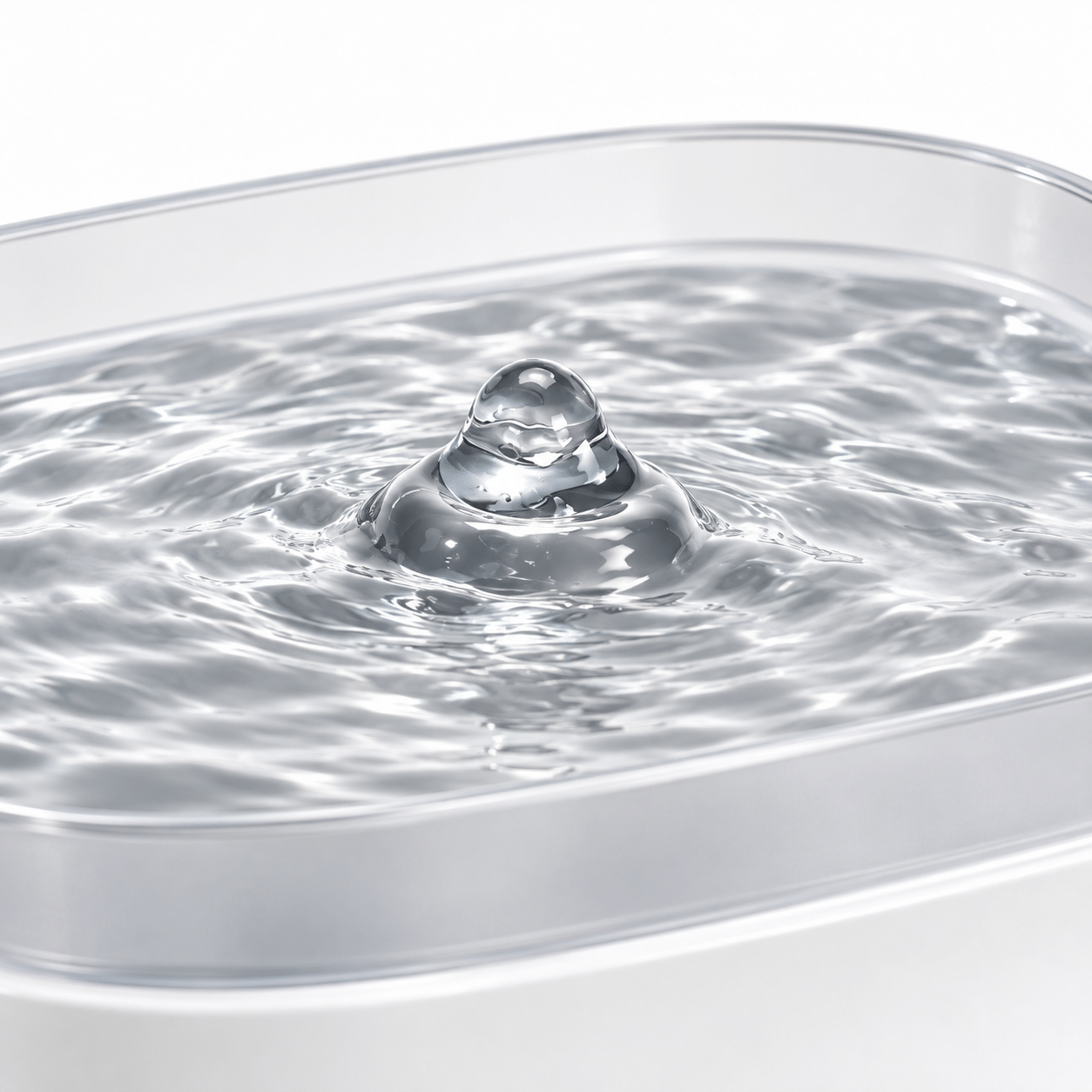 Bebedouro automático Netuno PrestiPet com fluxo contínuo de água, disponível em branco e preto