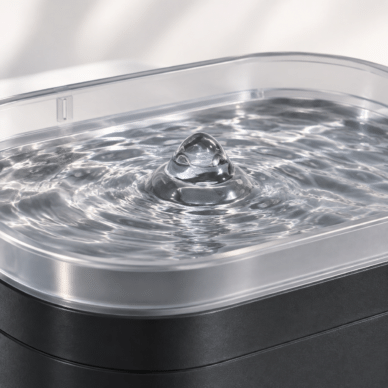 Bebedouro automático Netuno PrestiPet com fluxo contínuo de água, disponível em branco e preto