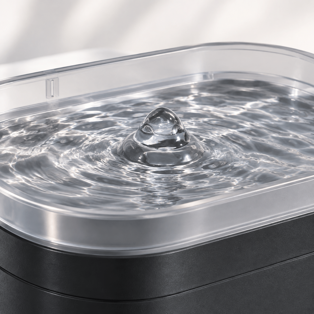 Bebedouro automático Netuno PrestiPet com fluxo contínuo de água, disponível em branco e preto